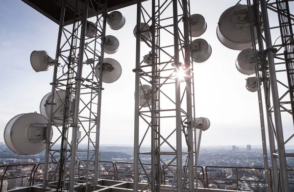 Sok parabolaantennák torony — Stock Fotó