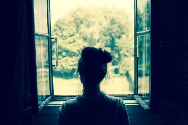 Pencereden arayan kadın — Stok fotoğraf