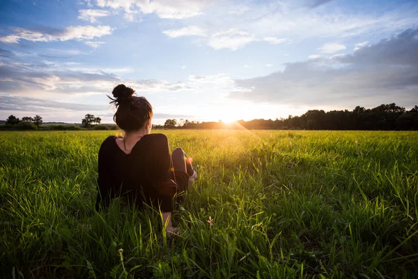 Frau beobachtet den Sonnenuntergang — Stockfoto