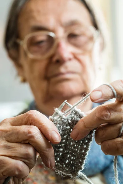 Mãos de tricô de mulher. — Fotografia de Stock