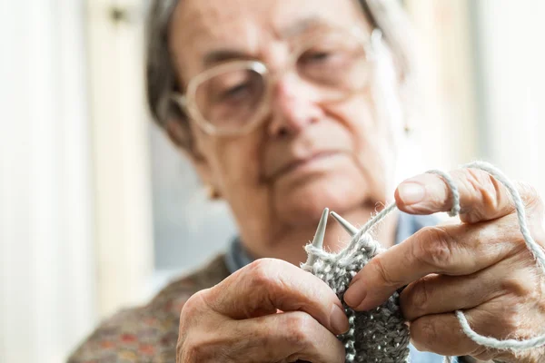 Mãos de tricô de mulher. — Fotografia de Stock