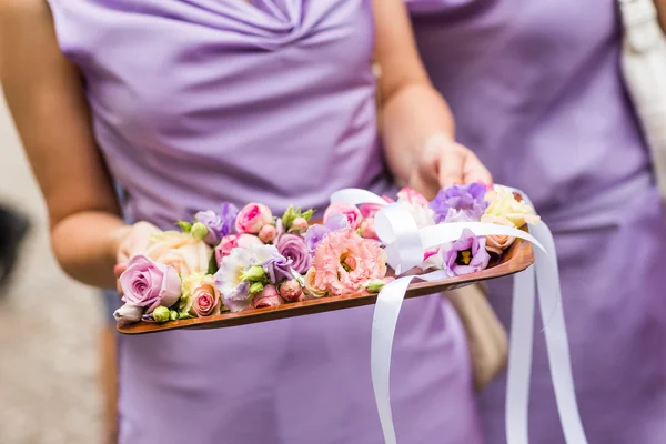 Dama de honor sosteniendo la bandeja — Foto de Stock