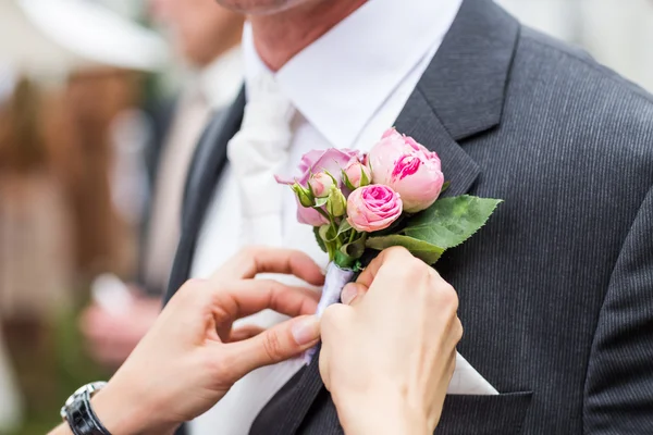 Dama de honor ajustando la flor — Foto de Stock