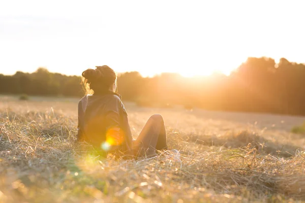 Donna guardando il tramonto — Foto Stock