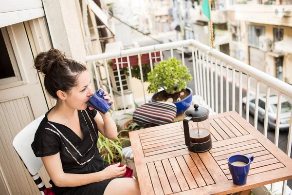 Woman having a coffee break — Stock Photo, Image