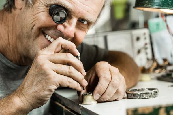 Klokkenmaker horloge repareren. — Stockfoto