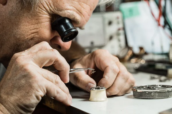 Clockmaker repairing wrist watch — Stock Photo, Image