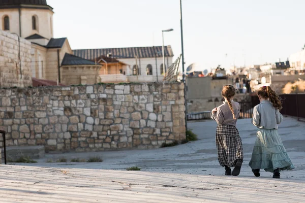 Two girls walking — Stock Photo, Image