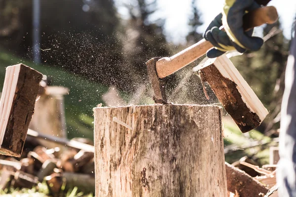 Hombre cortando madera —  Fotos de Stock