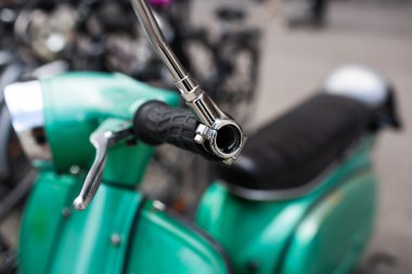 Yeşil retro scooter ayna