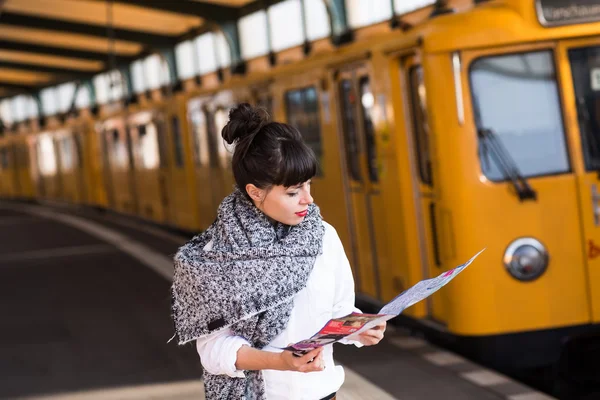 Donna in piedi sulla stazione ferroviaria — Foto Stock