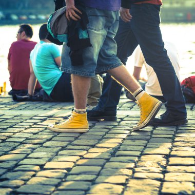 Vintage taşlar üzerinde yürüyen adam