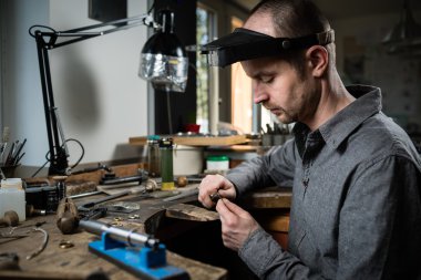 Yüzüğü çalışan kuyumcu