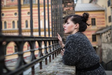 Eski bina arayan kadın