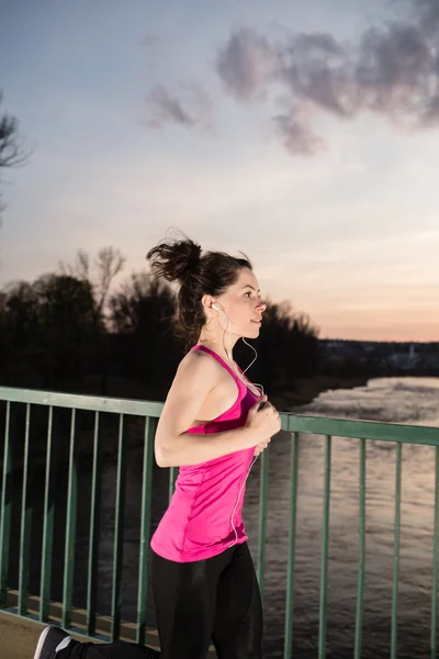 Jonge vrouw joggen — Stockfoto