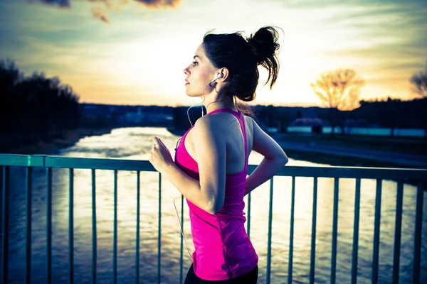 Jonge vrouw joggen — Stockfoto