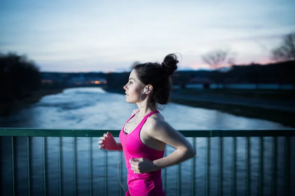 Młoda kobieta joggingu — Zdjęcie stockowe