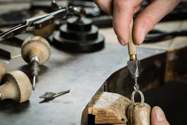 Man mäta storleken av diamant. — Stockfoto