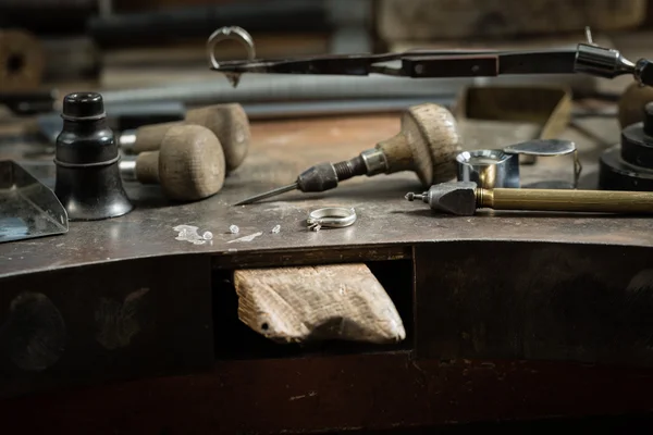 Рабочий стол с инструментами — стоковое фото