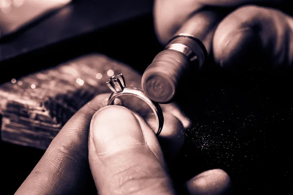 Hombre pulido anillo . — Foto de Stock