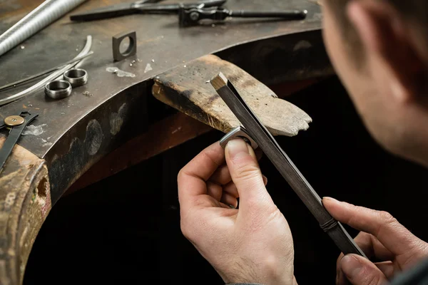 Uomo anello di lucidatura . — Foto Stock