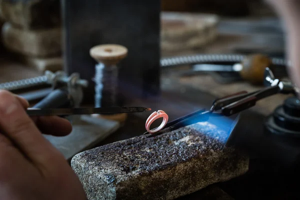 Man hantverk smycken beslutsfattande — Stockfoto