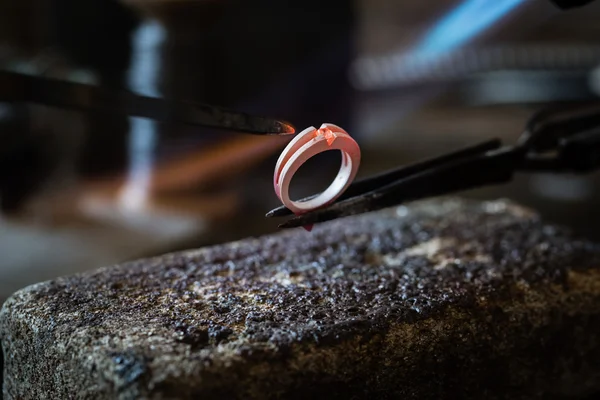 Ambachtelijke sieraden maken — Stockfoto