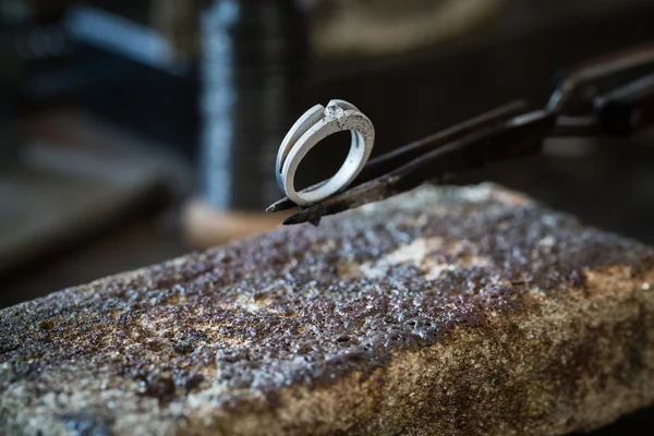 Wedding ring  after goldsmith work. — Stock Photo, Image