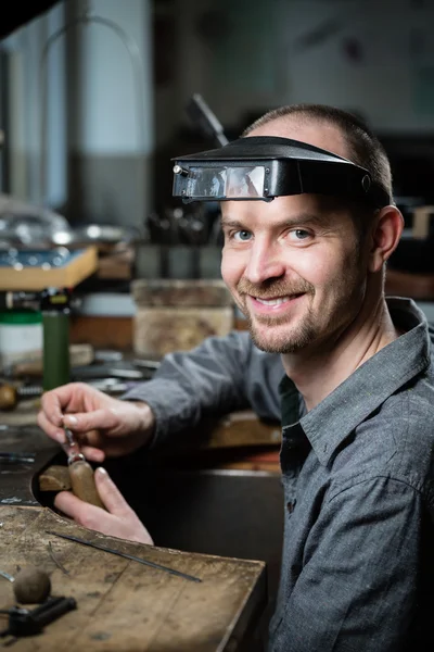 Jeweler working on ring — Stock Photo, Image