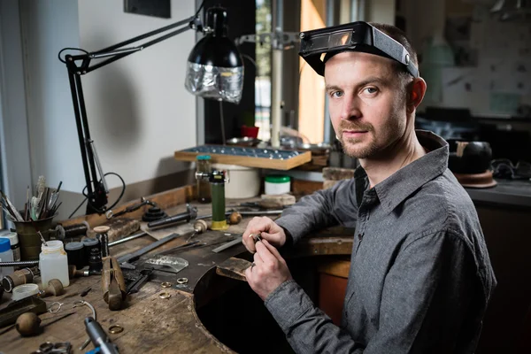 Jeweler working on ring — Stock Photo, Image