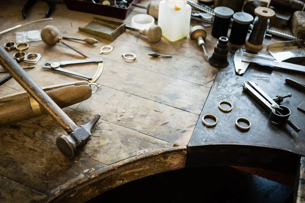 Schreibtisch mit professionellen Werkzeugen. — Stockfoto