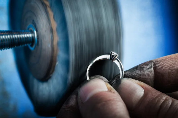 Yüzüğü çalışan kuyumcu