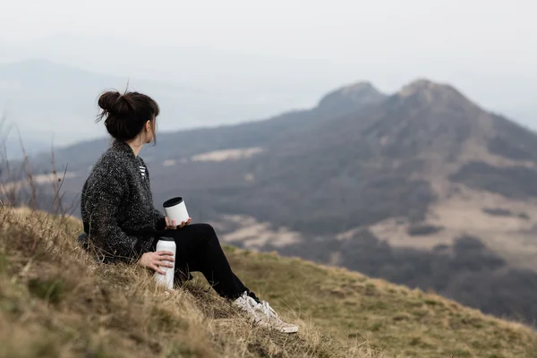 Donna guardando paesaggio — Foto Stock