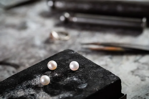 工艺品珠宝制作的桌子 — 图库照片