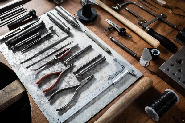 Bureau voor ambachtelijke sieraden maken — Stockfoto