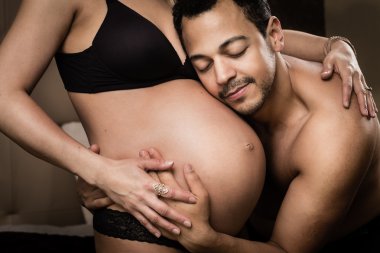 Yatak odasında kucaklaşan çift.