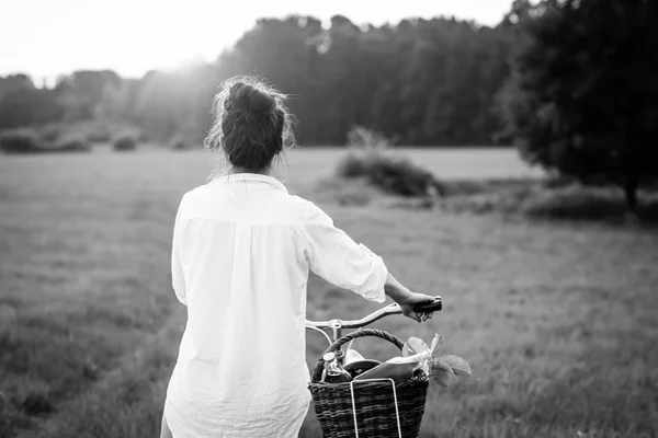 Femeie de echitatie bicicleta cu cosul — Fotografie, imagine de stoc