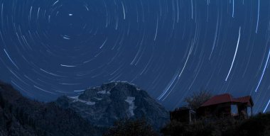 Dağları olan güzel bir yıldız yolu. Tosh Köyü, Hindistan.