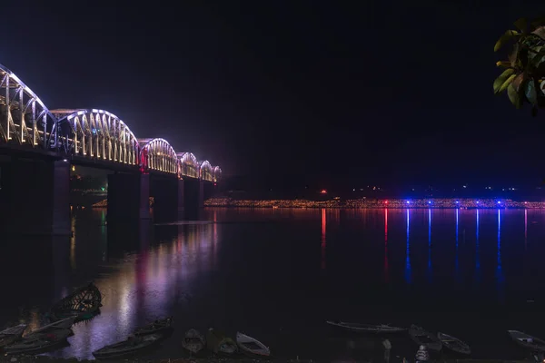 Varanasi gece fotoğrafı. Dev diwali festivali fotoğrafı. pürüzsüz nehir resmi.
