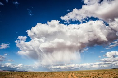 Kuru arazide yağmur bulutu