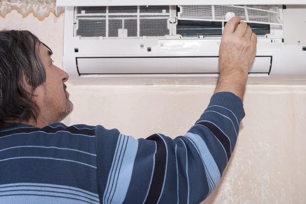 Cleaning the air conditioner — Stock Photo, Image