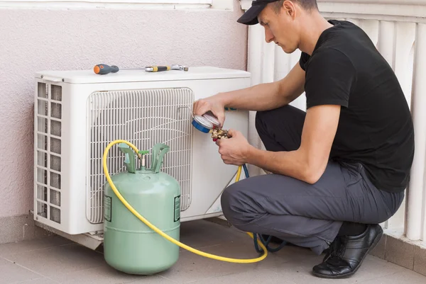 Freon air conditioner refill — Stock Photo, Image