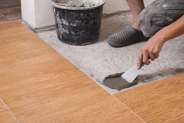 Colocación de azulejos en el suelo — Foto de Stock