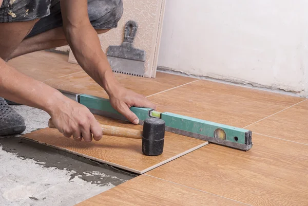 Colocación de azulejos en el suelo — Foto de Stock