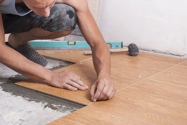 Colocación de azulejos en el suelo — Foto de Stock