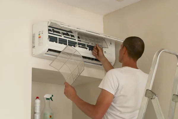 Cleaning the air conditioner — Stock Photo, Image