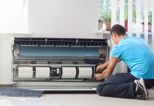 Cleaning the air conditioner — Stock Photo, Image