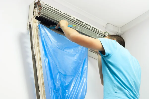 Cleaning the air conditioner — Stock Photo, Image