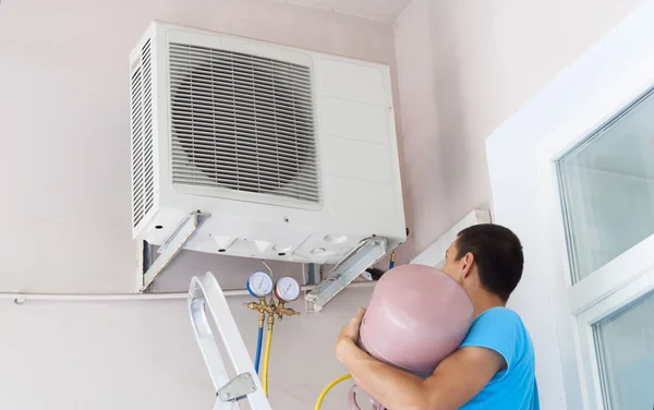 Freon air conditioner refill — Stock Photo, Image