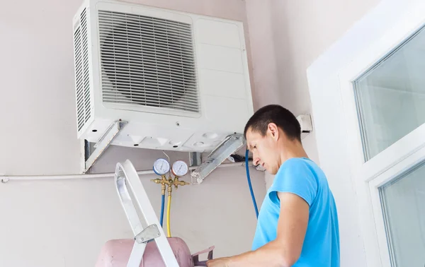 Freon air conditioner refill — Stock Photo, Image